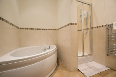 short term holiday home - 2 bedroom apartment durham city centre bathroom