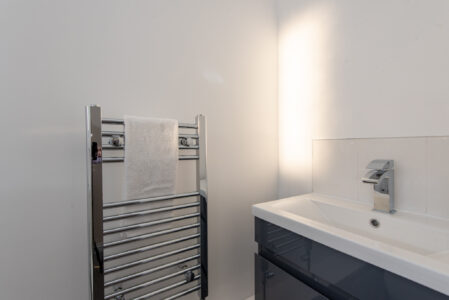 3 bedroom corporate rental durham bathroom