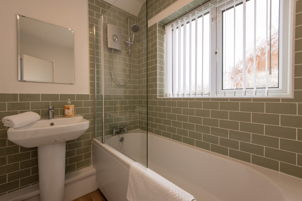 Short term lettings - fully equipped shower bathroom