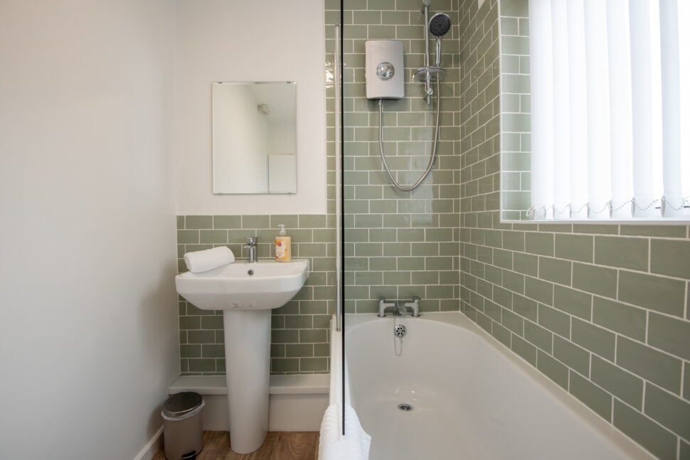 Short term lettings - fully equipped shower bathroom