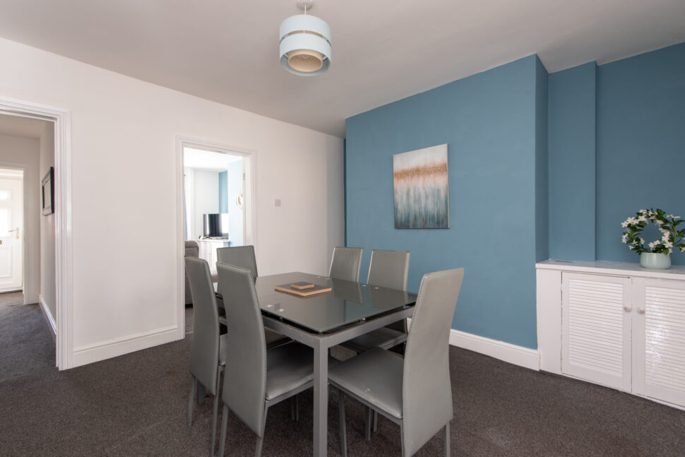 Short term rental - fully equipped dining room